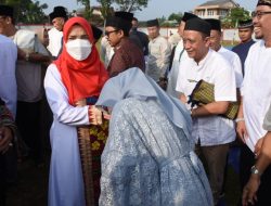 Walikota Eva Sholat Idul Fitri di Stadion Waydadi 