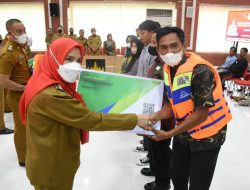 Walikota Serahkan Asuransi Bagi Ribuan Nelayan Bandar Lampung Dapat