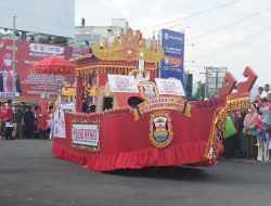 Warga Padati Jalan Saksikan Pawai Budaya HUT Bandar Lampung ke-341