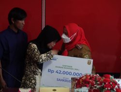 Walikota Eva Serahkan Asuransi Kematian Rp42 Juta Kepada Ahli Waris