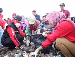 Diguyur Hujan, Walikota Eva Bersama Ribuan Petugas dan Masyarakat Bersihkan Sampah Pantai