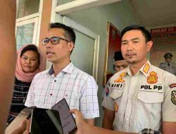 Satpol PP Bandar Lampung dan Bawaslu Tertibkan APK dan APS Langgar Perda