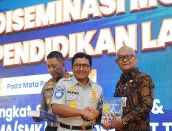 Jasa Raharja dan Korlantas Polri Serahkan Buku Pendidikan Lalu Lintas  Kepada Tenaga Pengajar di Jawa Timur