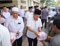 Ramadan Berbagi, Direksi SGN Bagi Takjil ke Pengguna Jalan Surabaya