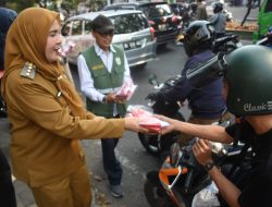Walikota Bagikan 5 Ribu Bendera ke Masyarakat Jelang HUT RI