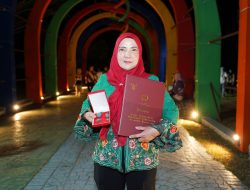 Mantap ! Bunda Eva Raih Penghargaan Satyalancana Wira Karya