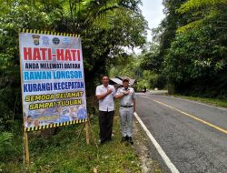 Tindak Lanjut Program FKLL Jasa Raharja Pasang Banner Pesan Keselamatan Berlalu Lintas di Kecamatan Balik Bukit Lampung Barat