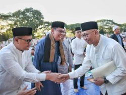 Gubernur Mirza Tunaikan Salat Ied Bersama Ribuan Warga