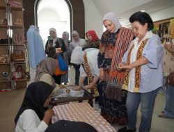 Lampung Dapat Kehormatan, Ketua Umum IAD Kunjungi Dekranasda dan Apresiasi Wastra Lokal