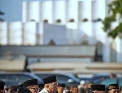 Gubernur Mirza Sholat Idul Adha Bersama Ribuan Masyarakat di Lapangan Saburai