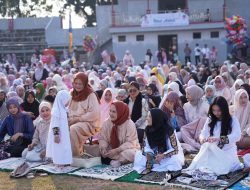 Walikota Eva Bersama Forkopimda Sholat Idul Adha di Stadion Mini Way Dadi