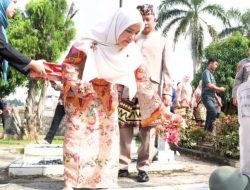 HUT Bandar Lampung ke-343  Walikota Eva Dwiana Ziarah ke Makam Pahlawan
