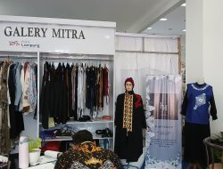 Kunjungi Anjungan Bank Lampung, Bunda Eva Beri Umroh Mitra Binaan IKBL
