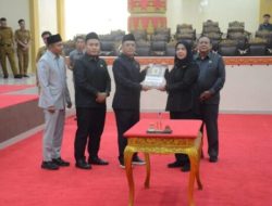 Walikota Hadiri Rapat Paripurna Penetapan Peraturan Daerah RPJMD dan Tanda Tangani KUAS dan PPAS APBD