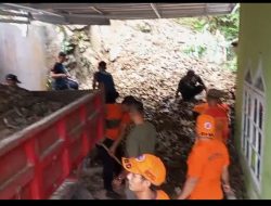 Suasana Lebaran, Tim Bunda Eva Lakukan Pengerukan Saluran Air di 2 Kelurahan