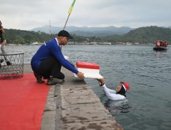 Upacara Unik, Gubernur Rahmat Mirzani Jadi Inspektur Upacara Peringatan HUT ke-80 RI di Atas Laut