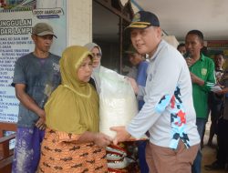 Pemkot Bandar Lampung Bagikan Beras untuk Korban Banjir
