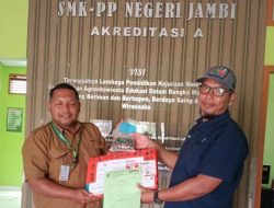 Dukung SDM Unggul, Holding Perkebunan Nusantara Melalui PalmCo Salurkan 1.000 Bibit Sawit ke SMK di Batanghari
