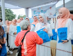 Ketua TP PKK Purnama Wulan Sari Mirza Bagikan Takjil