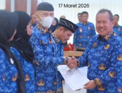 Sekda Kota Iwan. Gunawan Serahkan SK Pensiun PNS di Lingkungan Pemkot Balam