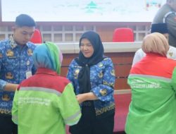 Wali Kota Bersama BAZNAS Salurkan THR Untuk Petugas DLH Non PPPK Paruh Waktu